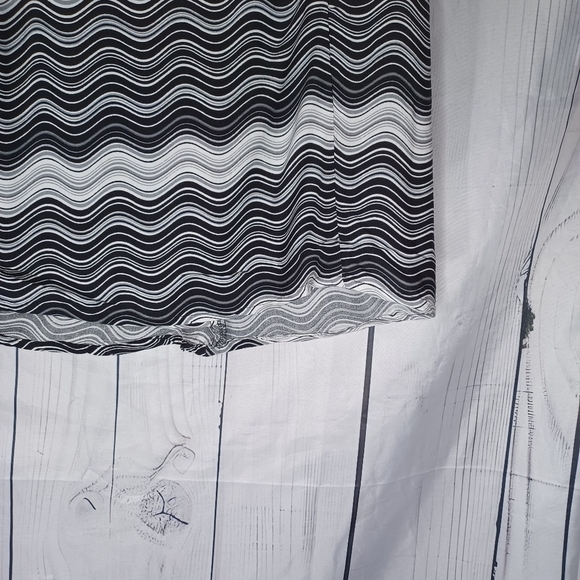 So Black and White Wave Pattern Wrap Skirt NWT - Picture 5 of 10